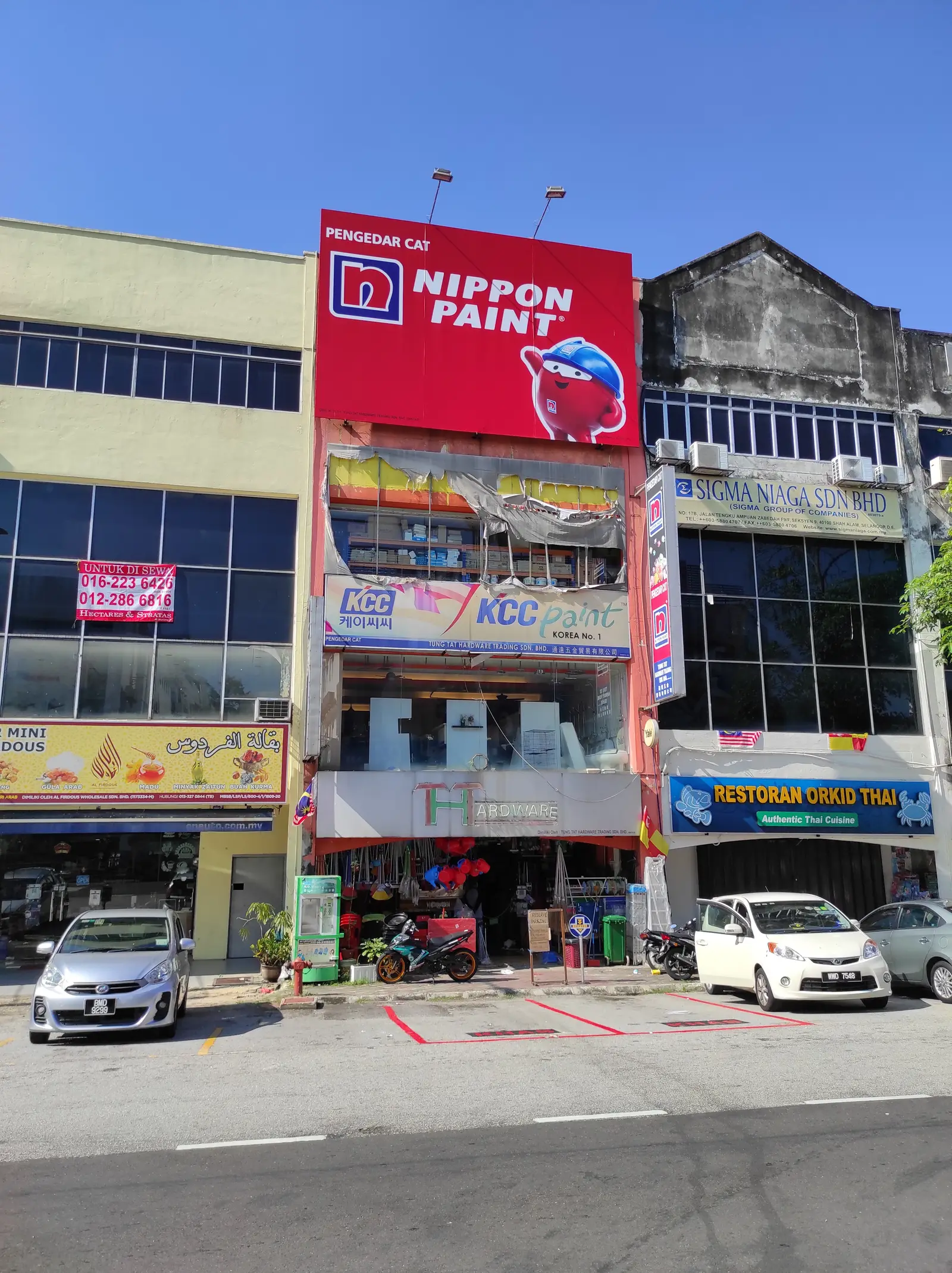 Shopfront of Tung Tat Hardware Trading Sdn Bhd in Shah Alam